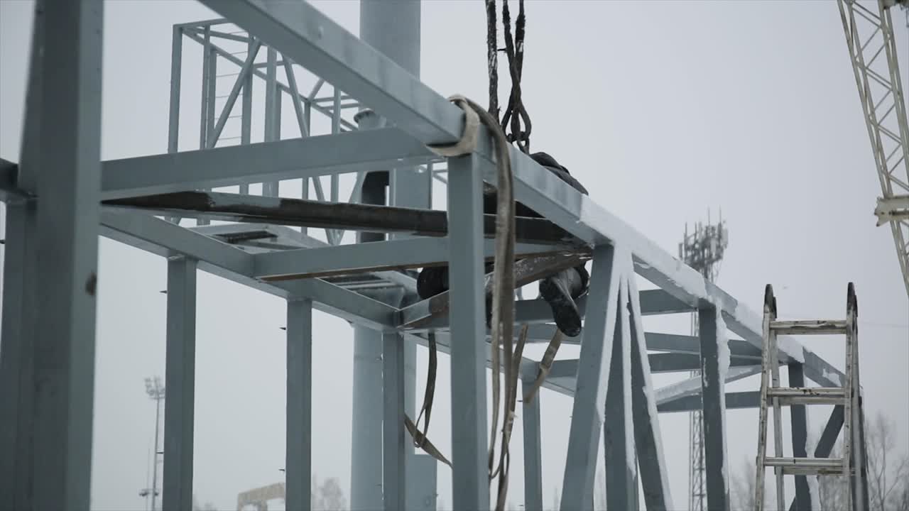 겨울철에 금속 구조 건설