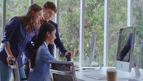 una mujer de negocios y un hombre de negocios conversando en una oficina moderna.