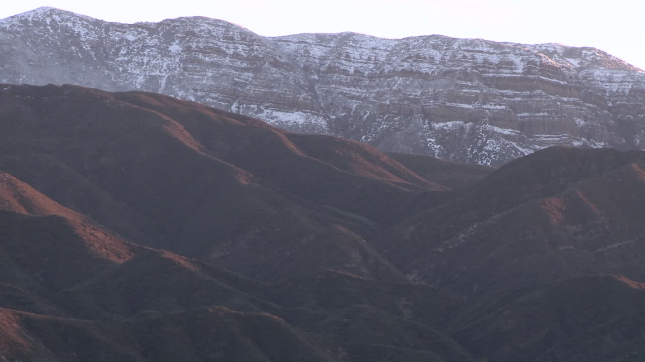 alejar de la montaña topa topa cubierta de nieve sobre ojai california