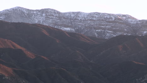 alejar de la montaña topa topa cubierta de nieve sobre ojai california