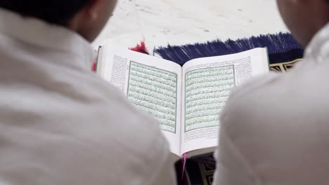 Indian-Muslim-people-reading-Quran
