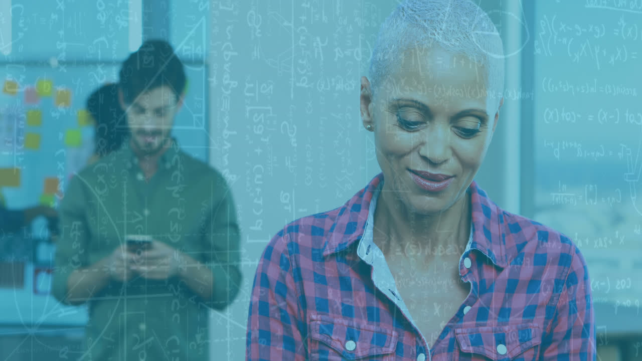animación de fórmulas matemáticas sobre una mujer usando una tableta