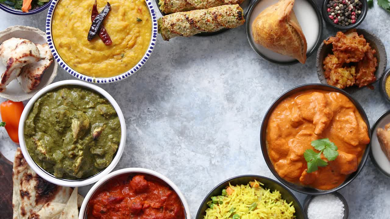 comida india variada sobre platos de fondo de piedra de la cocina india