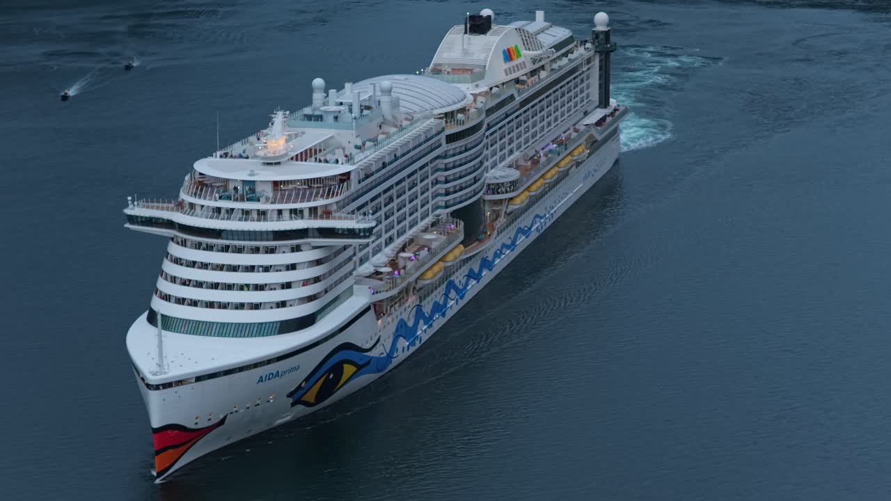 Vista drone di nave da crociera che naviga attraverso il Geirangerfjord, Norvegia