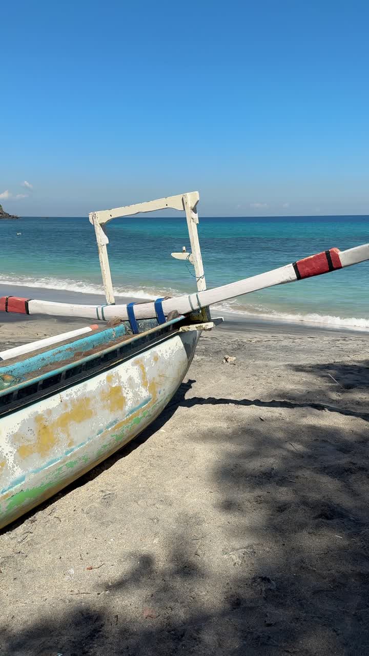 Piroga tradizionale con bilanciere su una spiaggia tropicale soleggiata