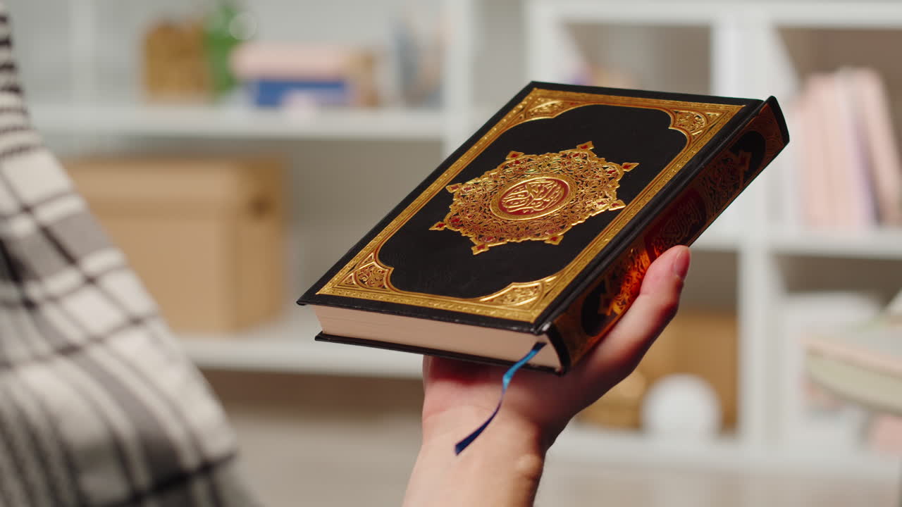 Lähikuva Koraania lukevasta ja rukoilevasta miehestä, islamilainen uskonto. Uskonnollinen juhla Ramadan, pyhä kuukausi. Muslimien palvonta, henkilö suorittaa perinteisen rukouksen Jumalalle.
