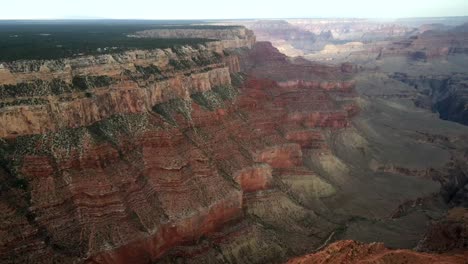 Eine-Nahaufnahme-Der-Abstrakten-Konturen-Der-Hügel-Im-Grand-Canyon