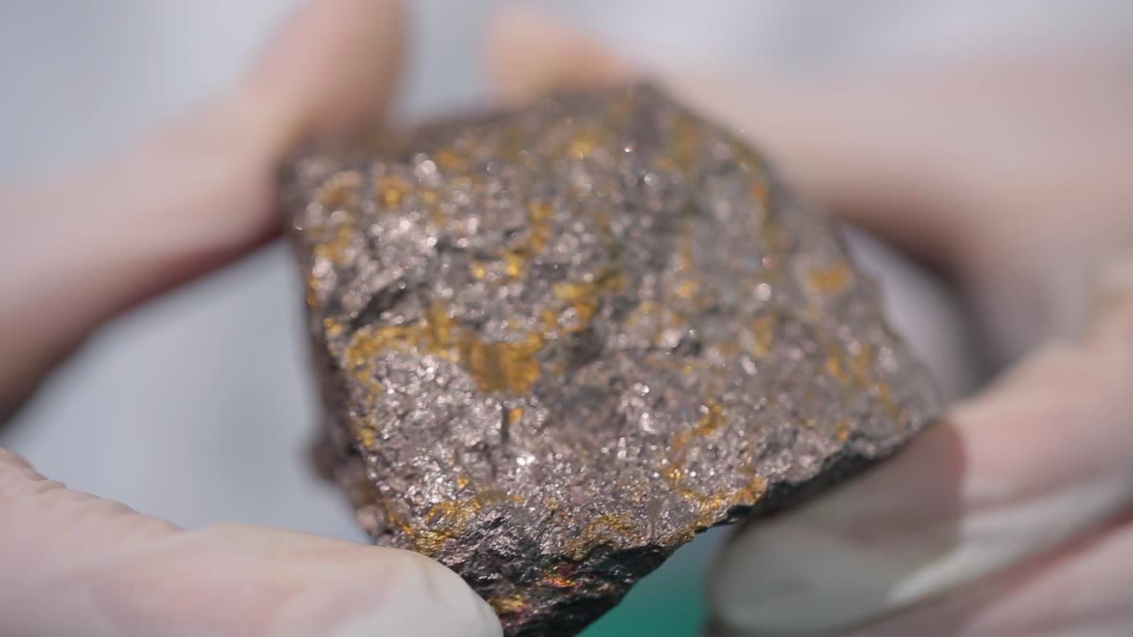 장갑을 입은 손에 있는 암석 플