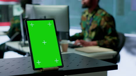 Soldados-Estadounidenses-Trabajando-En-Una-Sala-De-Operaciones-Ultrasecreta-Con-Espacio-Para-Copiar-En-La-Pantalla.