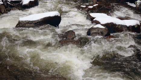 Río-En-Cámara-Lenta-Que-Fluye-Del-Lago-Perdido-En-Las-Montañas-Rocosas-De-Colorado,-Plano-Medio