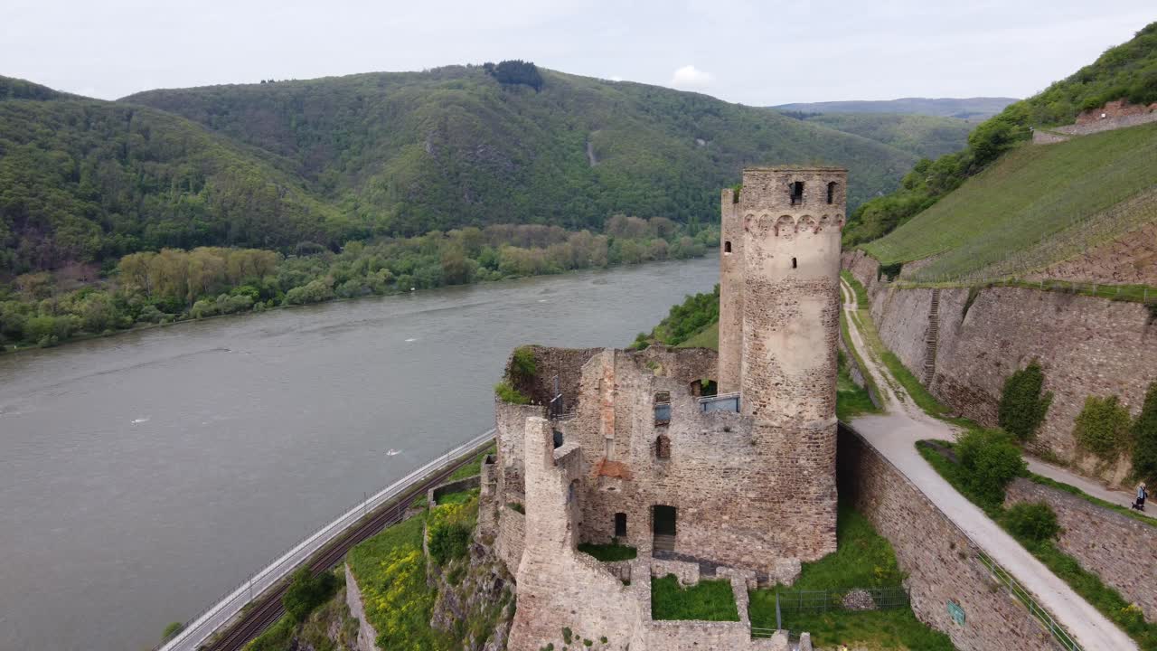 Rovine del castello di Burg Ehrenfels sul fianco di una collina nella Valle del Medio Reno, Germania.