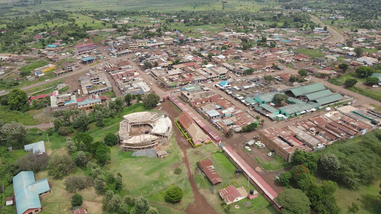 케냐 킬리만자로 산 발자취에 있는 시골 마을 로이토키톡의 공중 파노라마