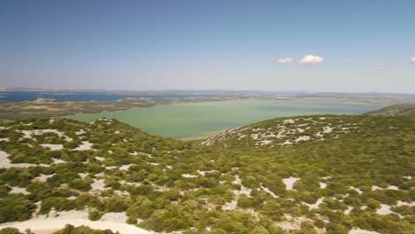 Schöner-Schwenkblick-Auf-Den-Wunderschönen-Naturpark-Vransko-Jezero,-Naturpark-Vrana-See,-Kroatien