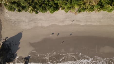 vista aérea de personas caminando en la playa de manuel antonio en quepos, vista de pájaro de costa rica