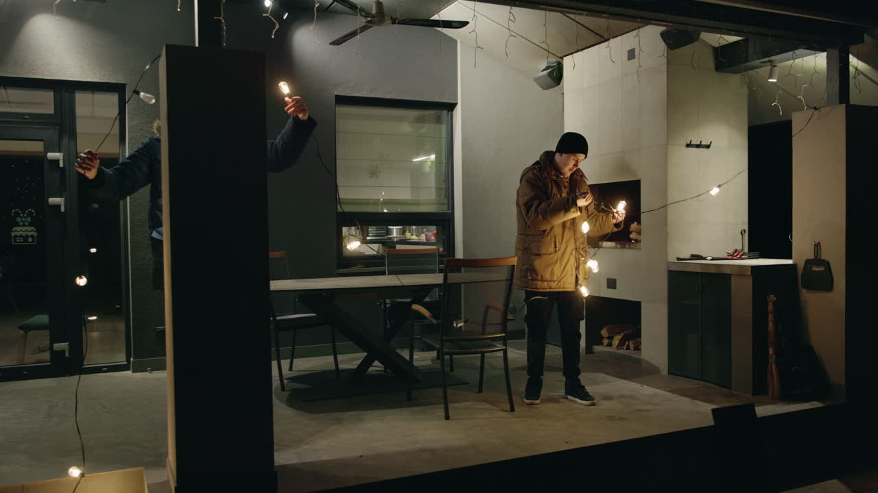 크리스마스 조명 으로 밤 에 현대적 인 마당 을 장식 하는 것