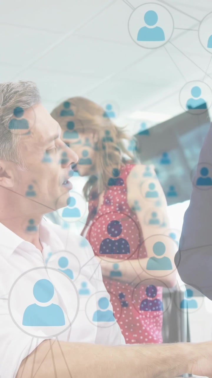 Video verticale: Uomo che parla, il tocco sul tablet crea una sovrapposizione di rete blu sul personale per il business.