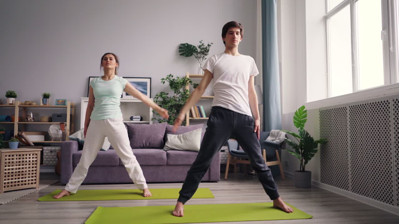 집 에서 요가 를 연습 하는 부부