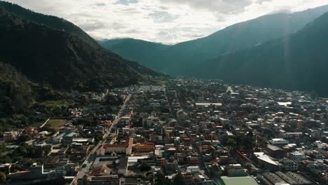 vista espectacular de las montañas que rodean la ciudad de baños de agua santa al amanecer en la provincia de tungurahua, ecuador
