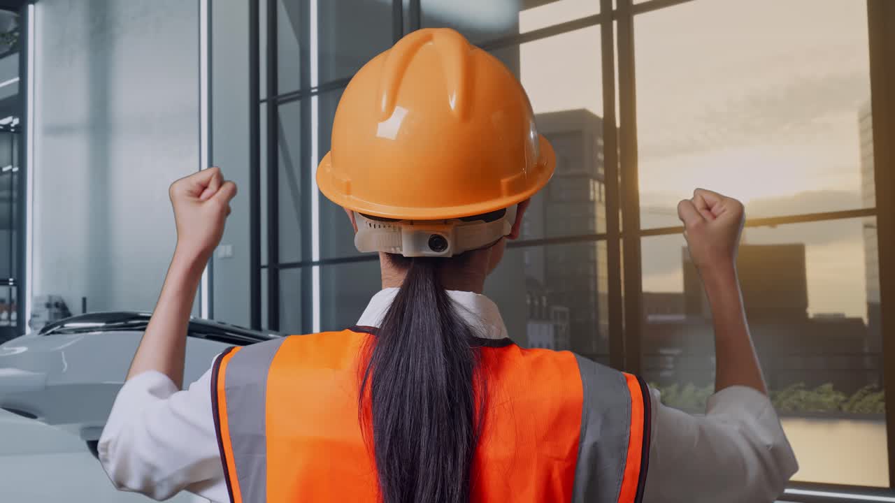 ingeniero celebrando el éxito en la oficina moderna