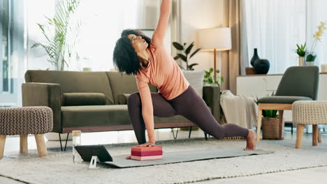 mujer haciendo yoga en casa