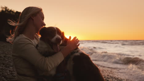 Frau-Mit-Zwei-Geliebten-Hunden,-Die-Sich-Am-See-Ausruhen