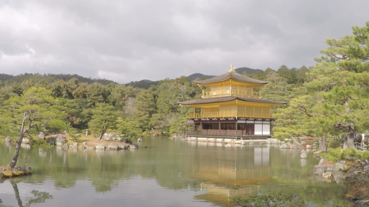 Vidvinkelbillede af Den Gyldne Pavillon i Kyoto, Japan