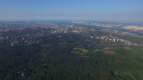 panorama de la ciudad desde arriba avión no tripulado volando. vista aérea arquitectura ciudad moderna