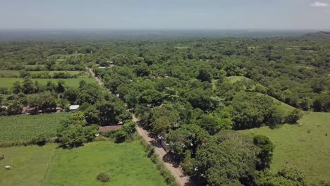 Casas-Rurales-En-Medio-De-Las-Tierras-De-Cultivo-En-El-Departamento-De-La-Paz-En-El-Salvador,-América-Central---Dolly-In