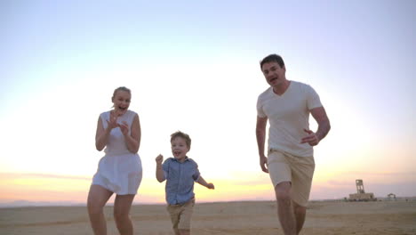 padres teniendo un tiempo feliz con el niño en la playa
