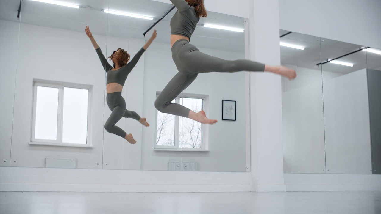 댄스 스튜디오 에서 발레 를 연습 하는 여자