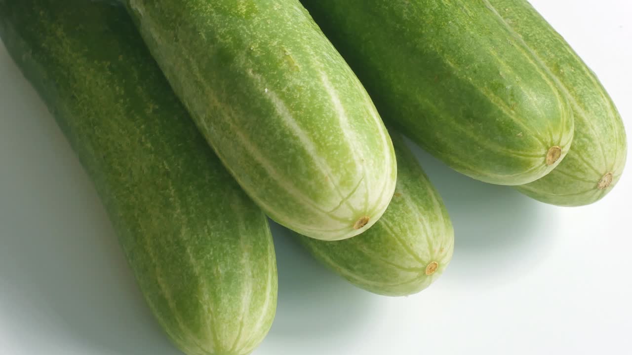 신선한 호박과 슬라이스 회전.