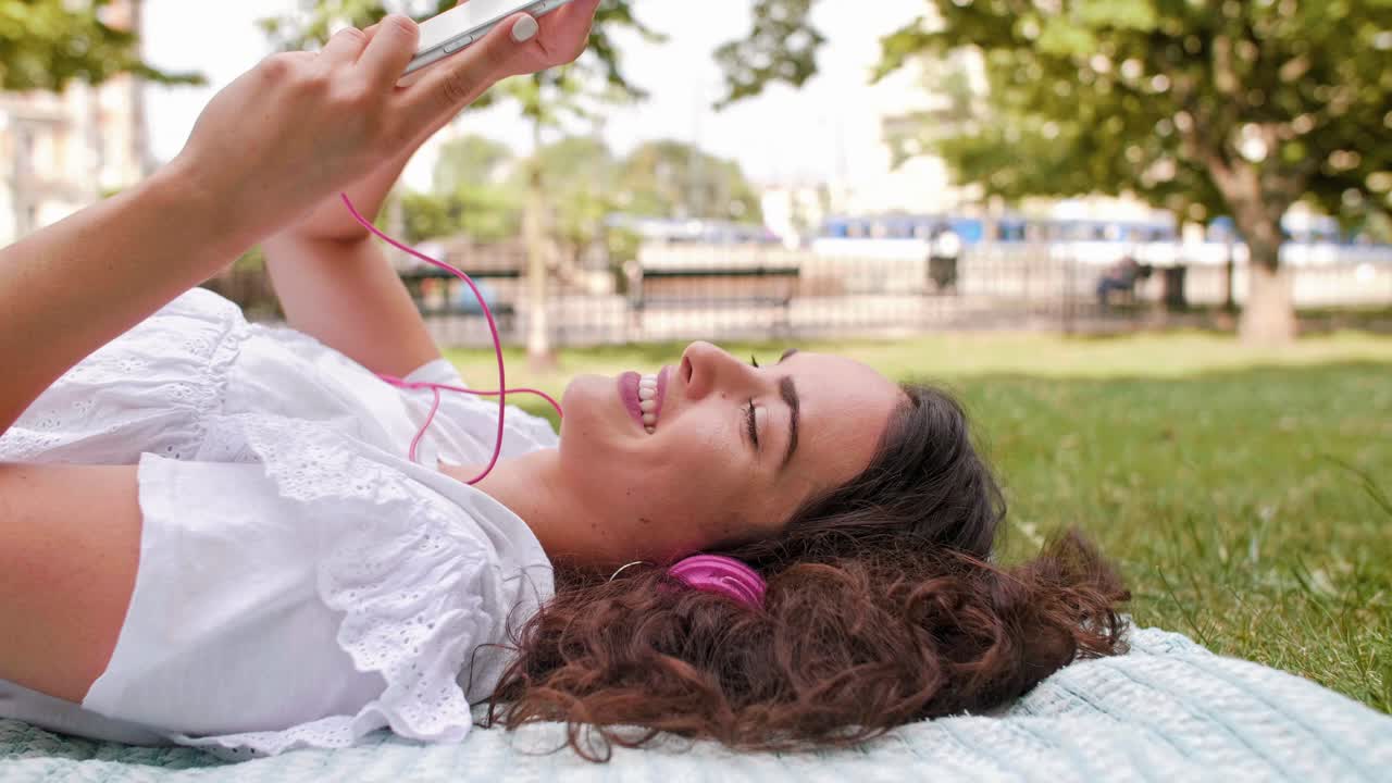 mujer escuchando música en el parque
