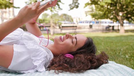 Frau-Hört-Musik-Im-Park