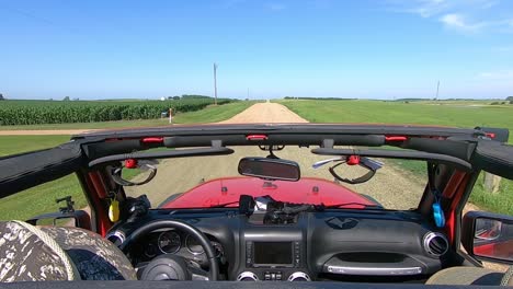 Pov-Fahrt-Auf-Schotterstraße-Im-Ländlichen-South-Dakota-Zwischen-Feldern-Und-In-Richtung-Eines-überfluteten-Teichs