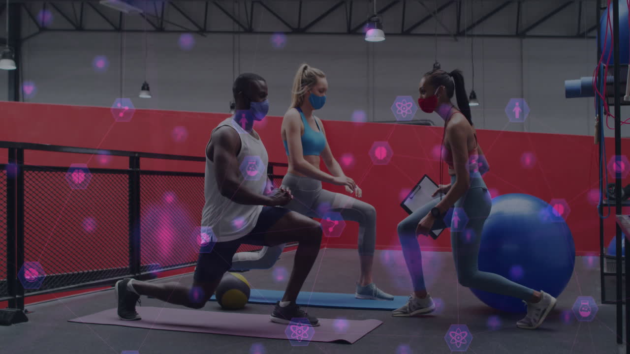 디지털 아이콘 네트워크는 피트니스 컨셉으로 스트레칭하는 마스크를 입은 체육관 관람객들을 만납니다.