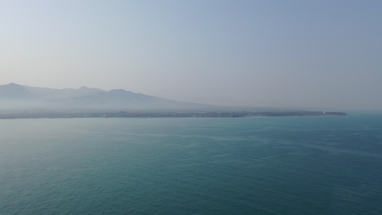 안개 가 가득 한 산 들 이 있는 해안 풍경