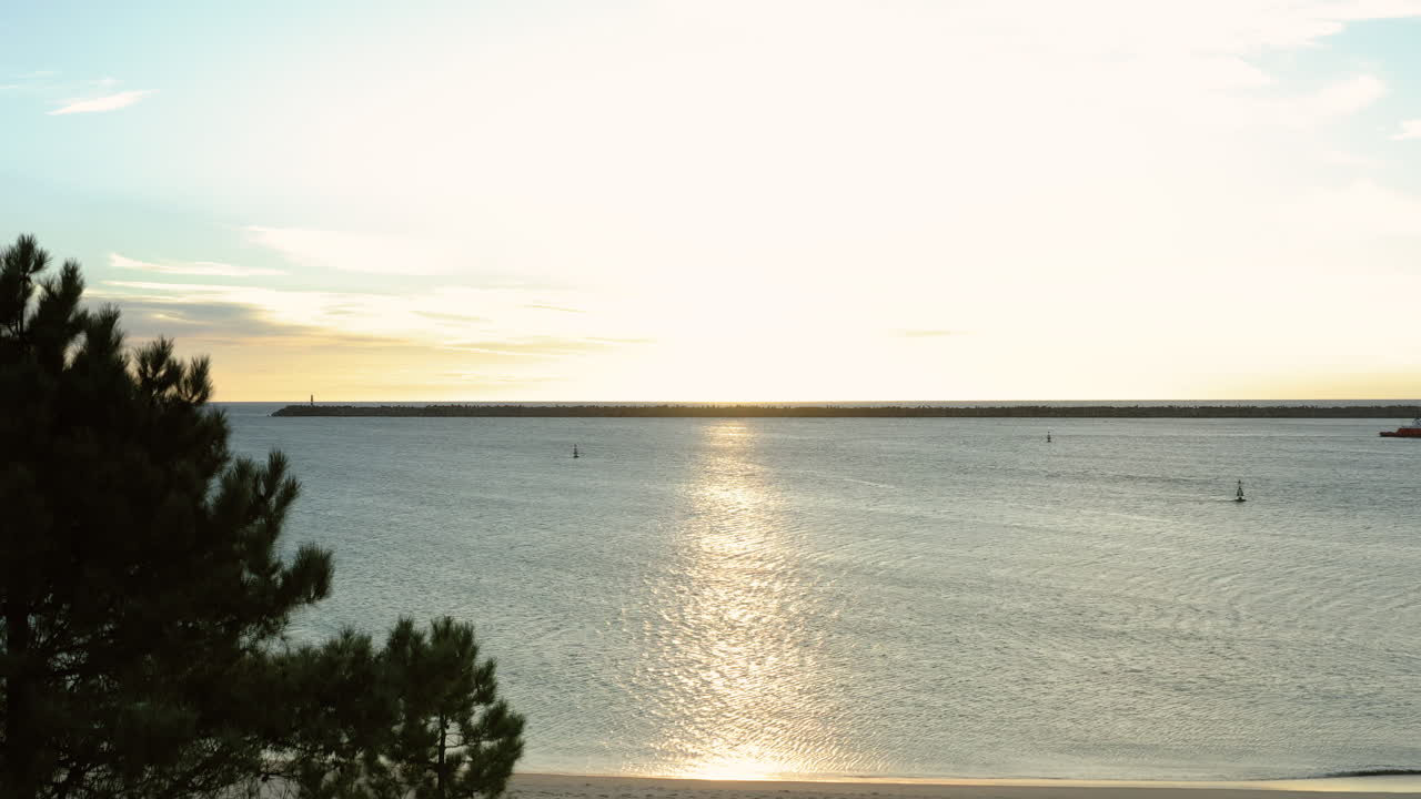 вид на каменный пирс кораллового пляжа со стороны пляжа кабедело в сумерках - восходящий снимок с воздуха