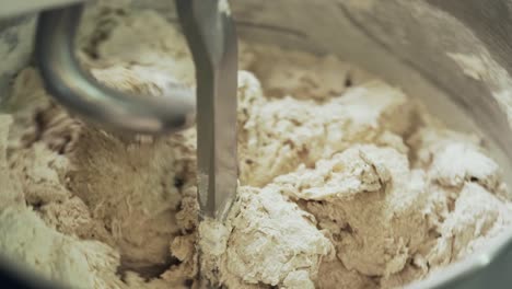 máquina mezcla masa en pan de centeno en la panadería más nueva