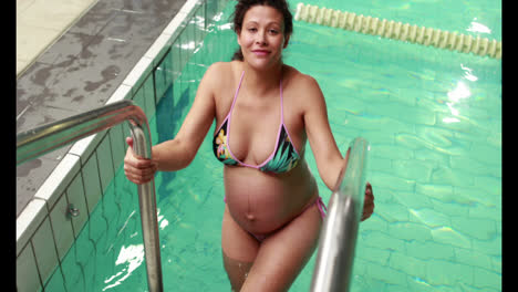 mujer embarazada en la piscina