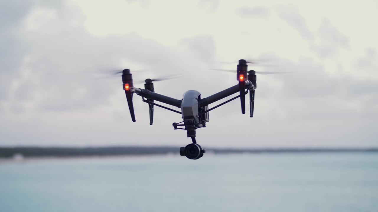 비행 드론의 슬로우 모션 영상 - dji inspire 2 - quadcopter