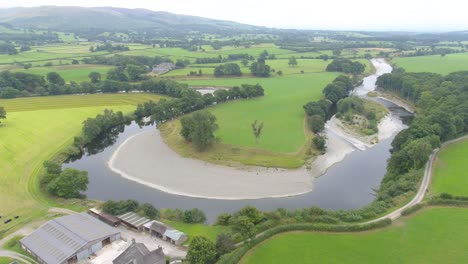 Wunderschöne-Drohnenaufnahmen,-Die-Langsam-Aus-400-Fuß-Höhe-Absteigen-Und-Sich-Vorwärts-Bewegen-Und-Einen-Flachen,-Sich-Langsam-Bewegenden-Fluss-Im-Ländlichen-Seengebiet-In-Großbritannien-Zeigen