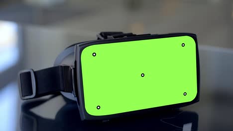 auriculares con pantalla verde en la mesa