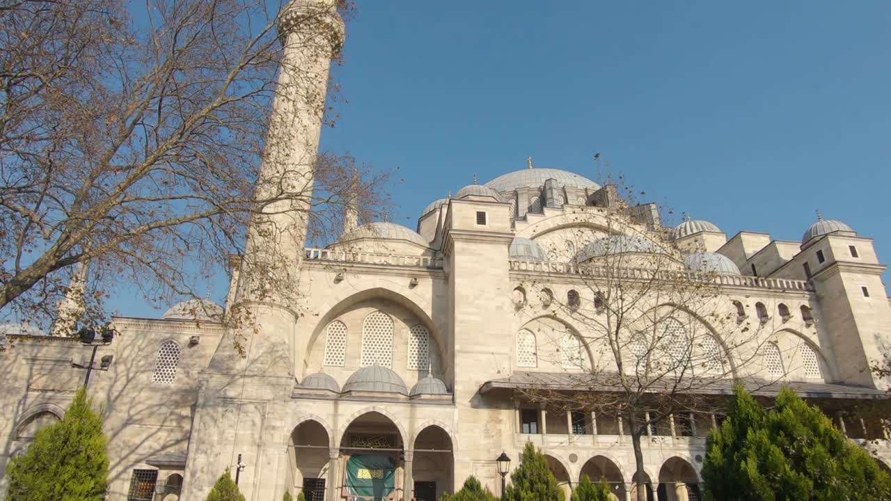 vista en primera persona caminando hacia la mezquita süleymaniye, estambul. pavo
