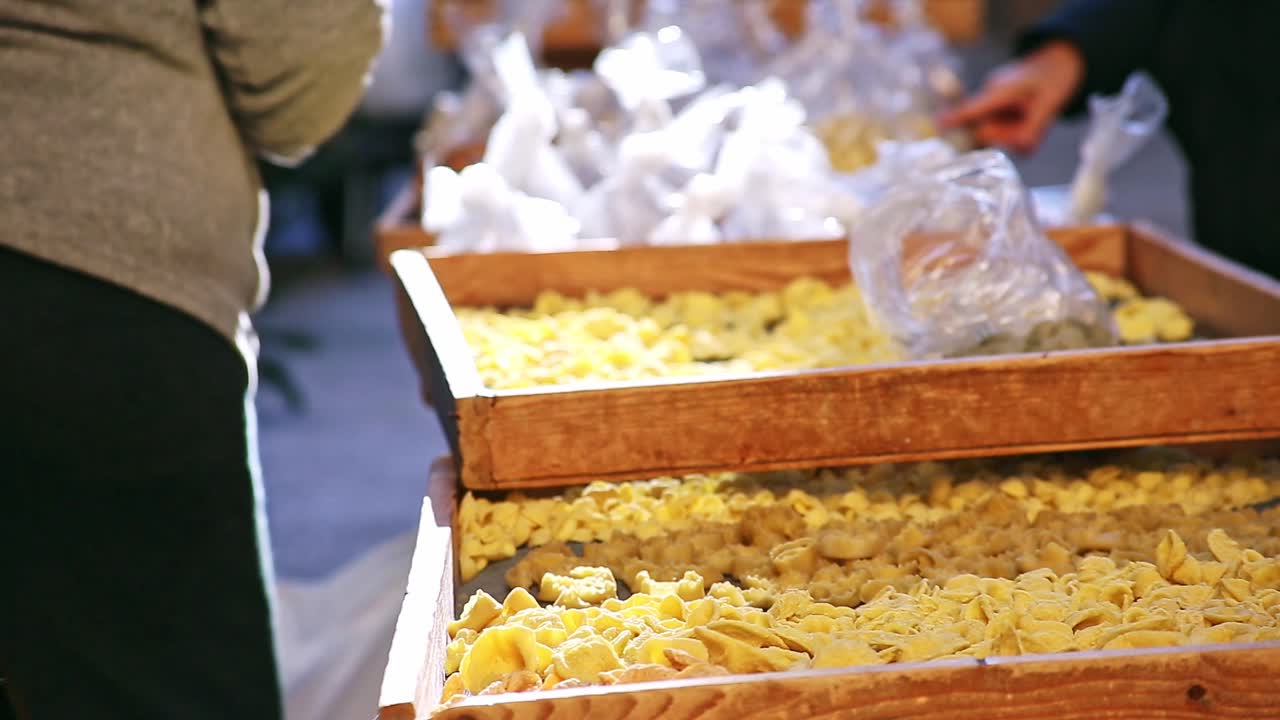 이탈리아 시장에서 파스타를 파는 여성의 기타 b-롤 컷어웨이 샷