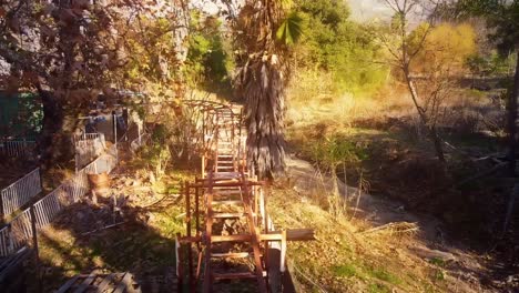 Antena-Sobre-Los-Rieles-De-Una-Pequeña-Montaña-Rusa-De-Carnaval-Oxidada