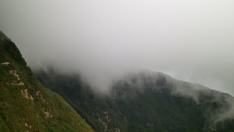 Canto-De-La-Montaña-Del-Cráter-Del-Ecuador-Quito-Con-La-Nube-Rodante