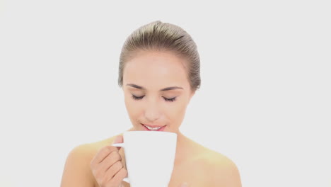 hermosa modelo bebiendo una taza de café