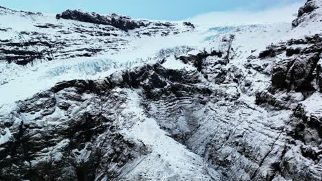 無人機飛過被冰和雪覆蓋的冰川邊緣