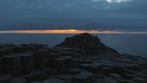se mueve lentamente alrededor de la calzada de gian columnas hexagonales de basalto
