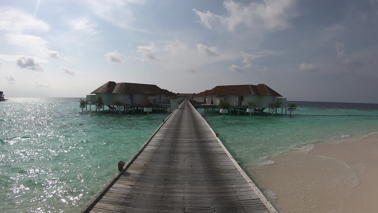 Timelapse di una passeggiata con bungalow sull'oceano alle Maldive
